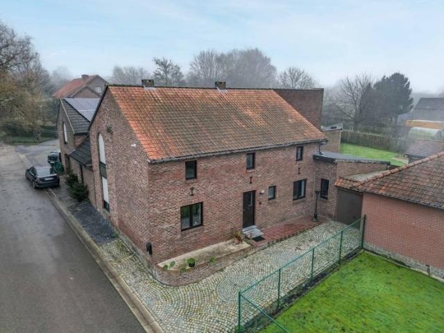 Hoekwoning met twee slaapkamers en vrijstaande garage en.