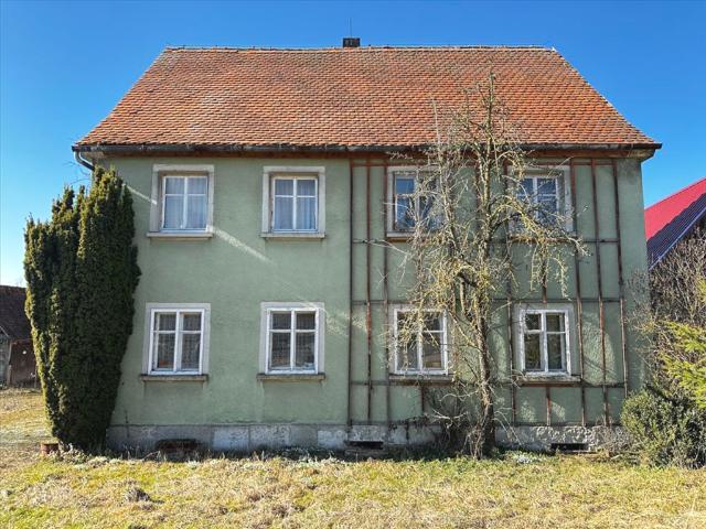 Hof mit Bauernhaus, Scheunen & großem Grundstück