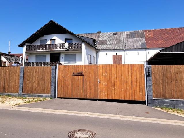 Hofanlage, Bauernhof mit Weideland, Paddock, Ortsrandl