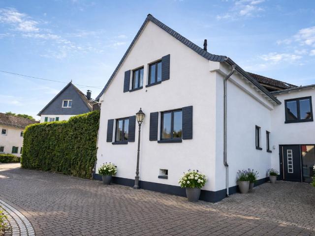Hofheim Lorsbach: Außergewöhnliches Einfamilien Stadthaus
