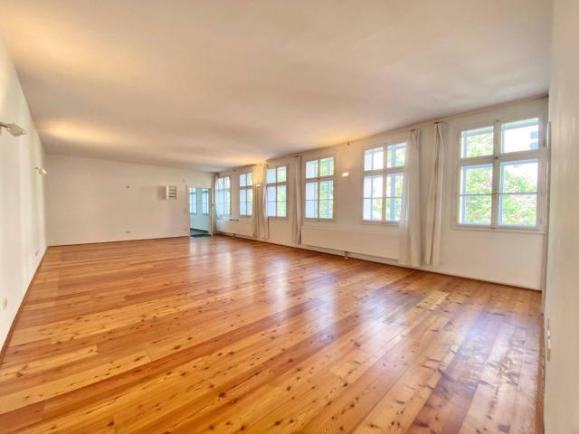 Museumsquartier/Volkstheater: Loftartige Wohnung in Hofruhelage
