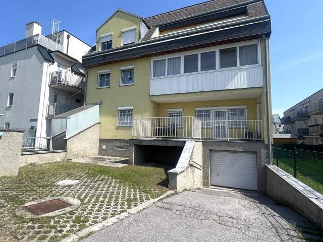 Hofseitige Wohnng in charmantem 6 Parteien Haus mit Sanierungspotenzial