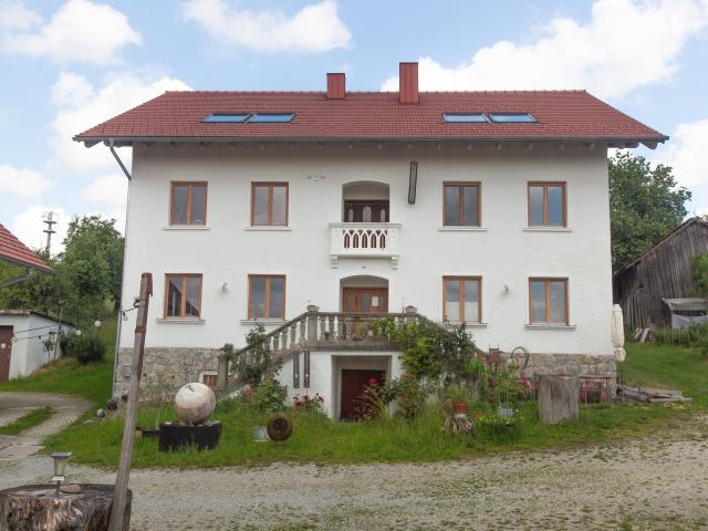 Hofstelle mit Nebengebäuden, Schreinerei, Stallungen zu verkaufen