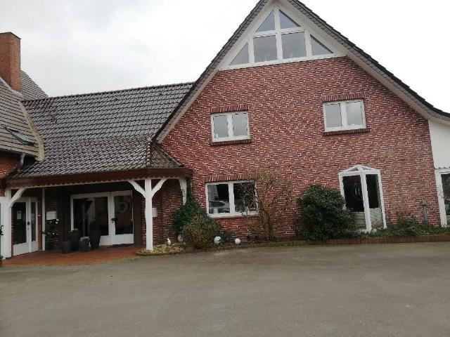 Hofstelle mit 3 Familienhaus und Hallen