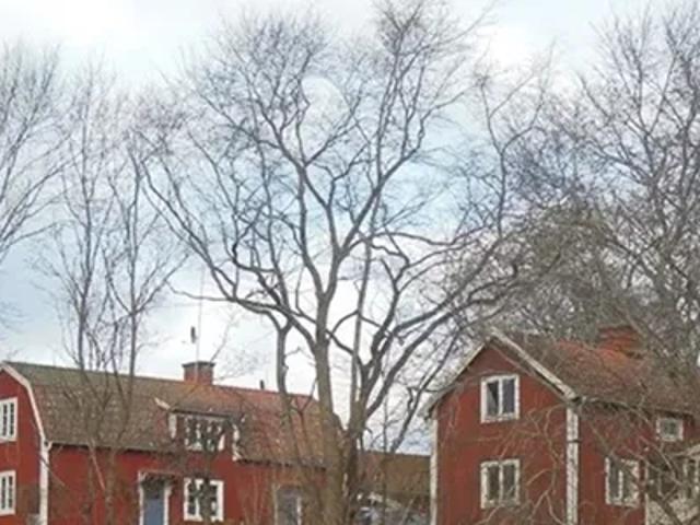 Högt belägen mindre stuga i bymiljö