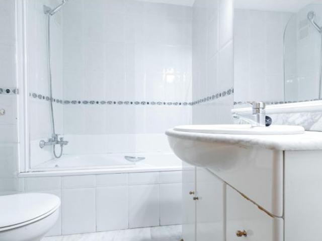 HOGAR de 3 DORMITORIOS, 2 BAÑOS. Con ASCENSOR. ZONA AV. ROUREDA