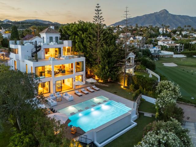 Hogar icónico frente al campo de golf con diseño incomparabl. 789m² Marbella