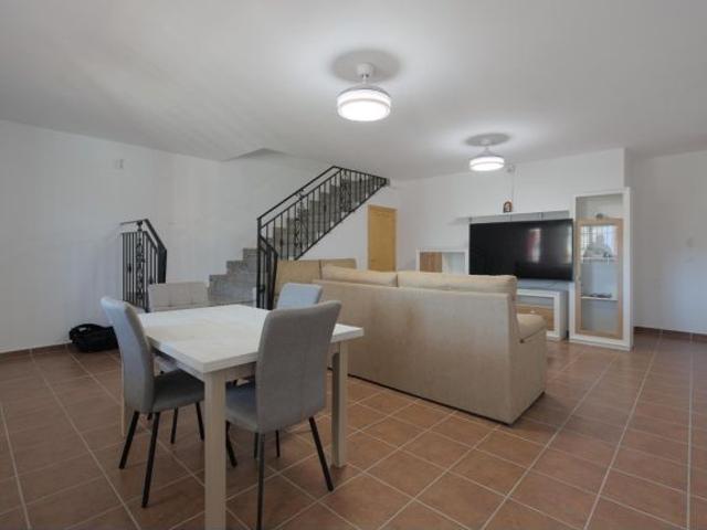 Hogar Sostenible en Freila: Vive con Estilo y Ahorro