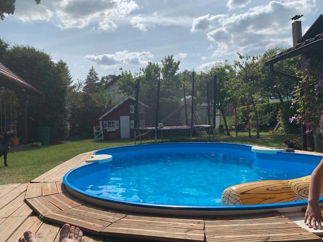 Sehr gemütliches Holzhaus, 330 qm, Pool, Solar, Sauna, super Lage