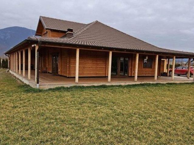Holzhaus mit Land