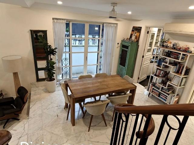 Holland Grove D10, Semi