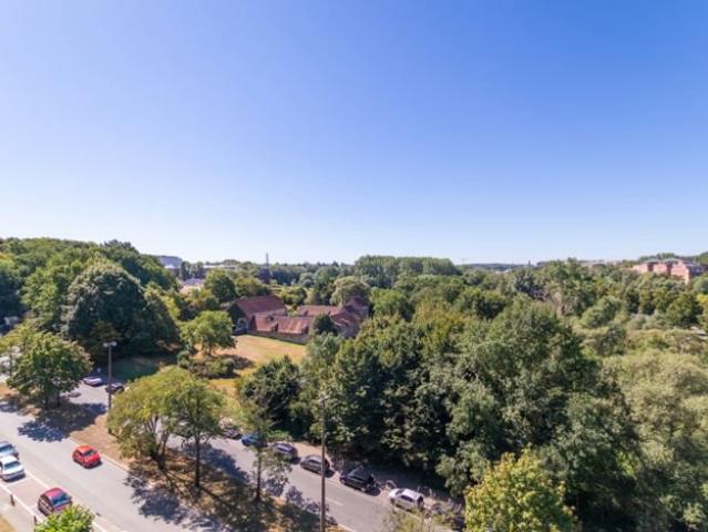 Hôpital Saint Luc. Piscine + terrain de tennis