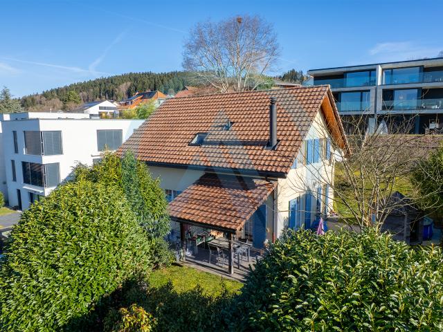 Hören Sie Ihren Kindern sorglos im Garten beim Lachen zu