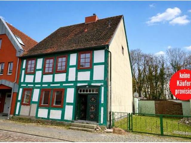 HORN IMMOBILIEN+ Friedland, historisches Stadthaus mit 6 Zimmern, Kaminöfen, 2 Bädern und Garage