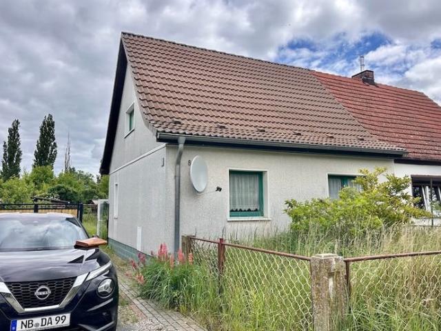 HORN IMMOBILIEN + Pasewalk Doppelhaushälfte, kleines Haus großes Grundstück, möbliert und unberäumt