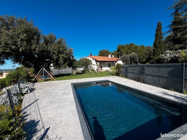 Hors lotissement, avec vue dégagée, villa plain pied, 3 chambres, 2 sanitaires, piscine, garage et dépendance