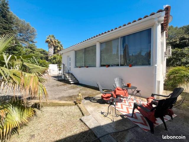 Hors lotissement, confortable villa plain pied en parfait état 2 grandes chambres, grande véranda, piscine et garage