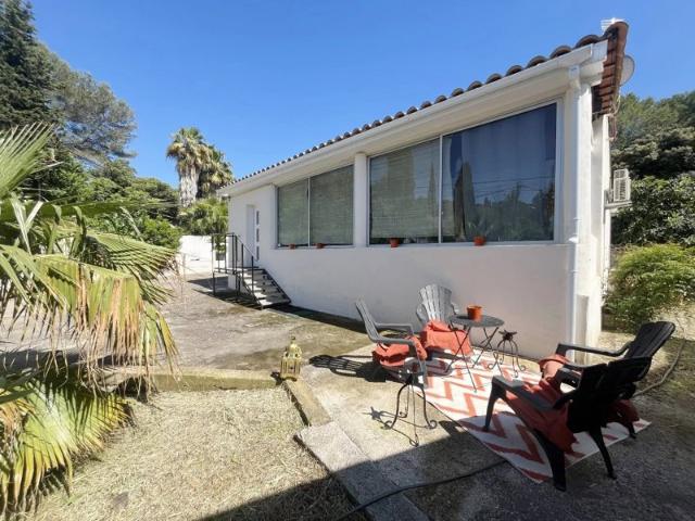 Hors lotissement, confortable villa plain pied en parfait état 2 grandes chambres, grande véranda, piscine et garage