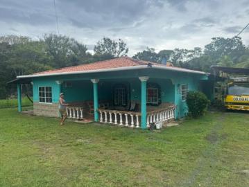 Hostal en venta en playa santa catalina, veraguas con casa en la ave. Central