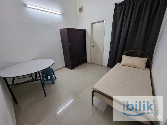 Hot OfferMiddle Room With Air Con ❄️ Kemuning Utama, Seksyen 32 Shah AlamNear To AEON Big Bukit Rimau