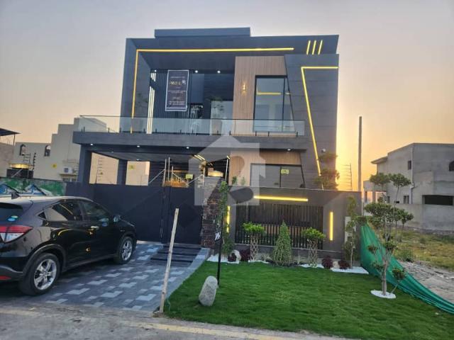Hot Location 10 Marla Brand New House Available For Sale In Bahria Town Lahore