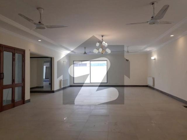 Hot Location Standard CDA 4 Kanal Old House Is For SALE F 8