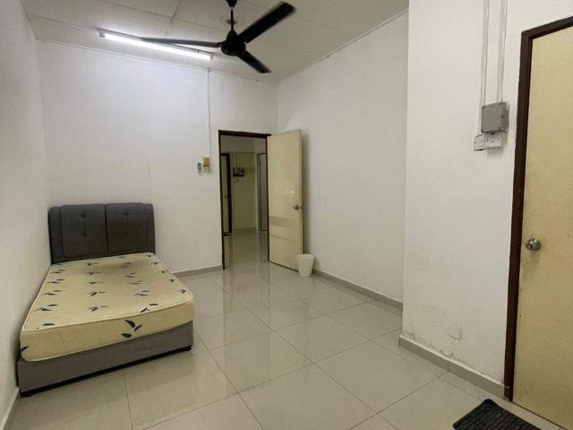 Hot Middle Room for Rent at Shah Alam