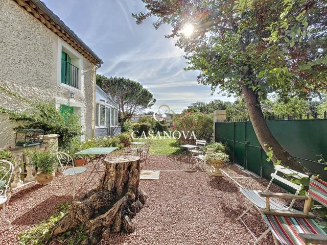 Hôtel à vendre avec 12 suites, un appartement, une piscine e. 684m² Pézenas