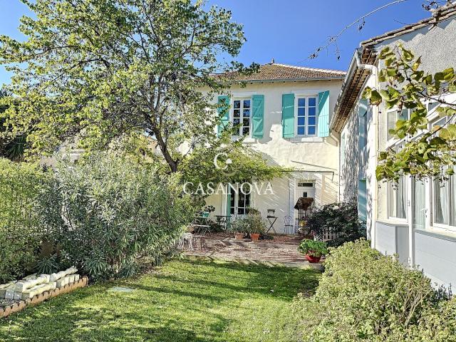 Hôtel à vendre avec 12 suites, un appartement, une piscine e. 684m² Roujan