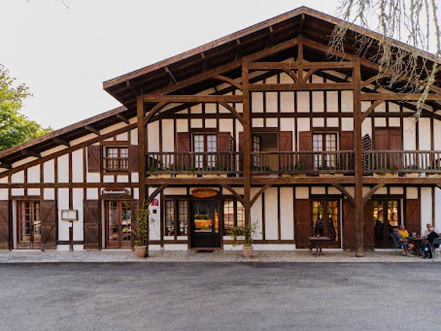 Hôtel avec jardin et salle de réception