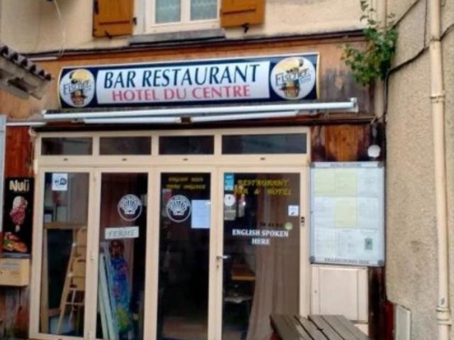 Hotel Bar Restaurant située au cur de la charmante et historique ville de Châlus avec jardin secret