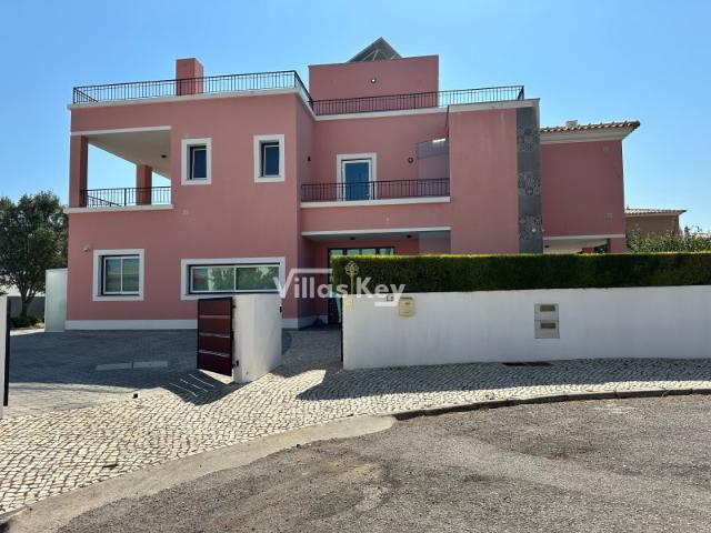 Hotel com 25 quartos,vista mar, piscina,jacuzzi,a poucos metros da praia.Lagos/Algarve