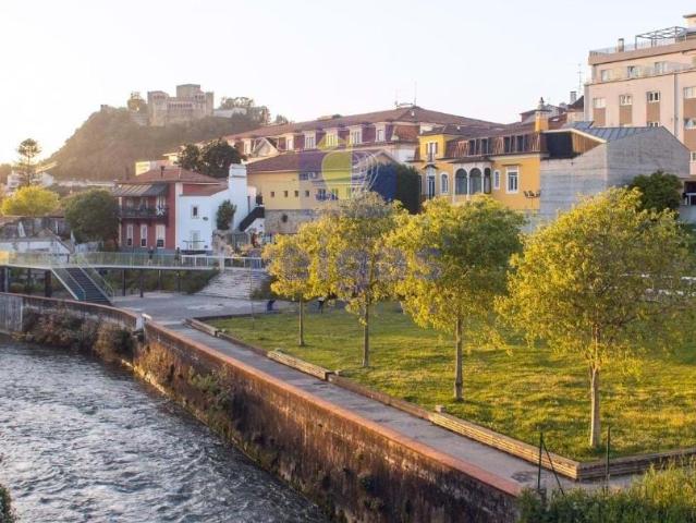 Hotel de 2 estrelas com 49 quartos, em atividade, com ocupação de 90%, centro de Leiria