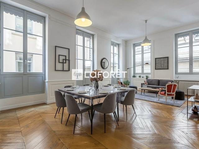 Hôtel de ville 244,77m² avec balcon au pied de l'Opéra de Lyo