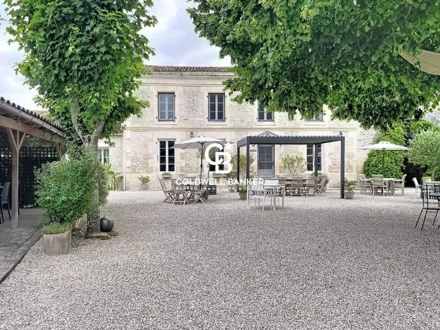 Hôtel de luxe de 14 pièces en vente Aumagne, France