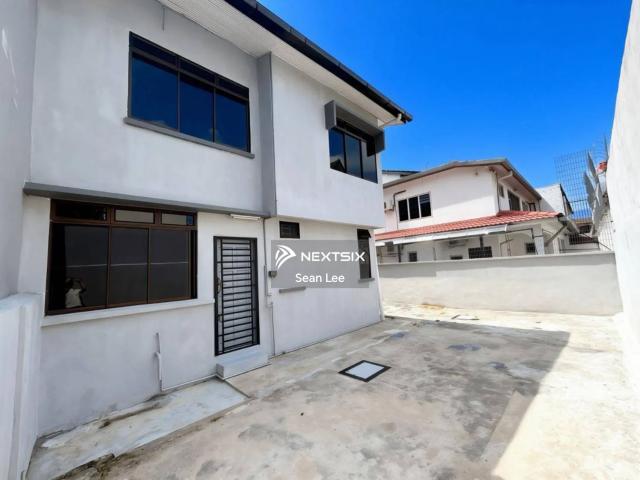 Hotel for Sale – Taman Ungku Tun Aminah* *Strategic Location | Ready Business Setup* *地点成熟 · 投资首选 · 现成生意*投资回酬稳定，地点热区，适合做长远投资! * *2 Storey | *3 Adjoining Shoplots