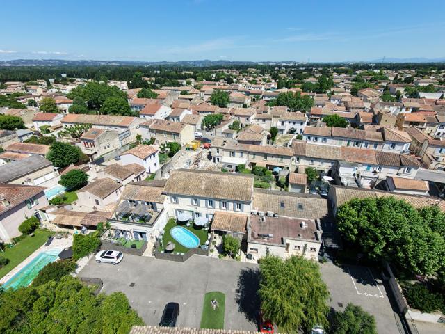Hôtel Murs et fonds de commerce situé à deux pas d AVIGNON et 15 Mn de ST Rémy de Provence