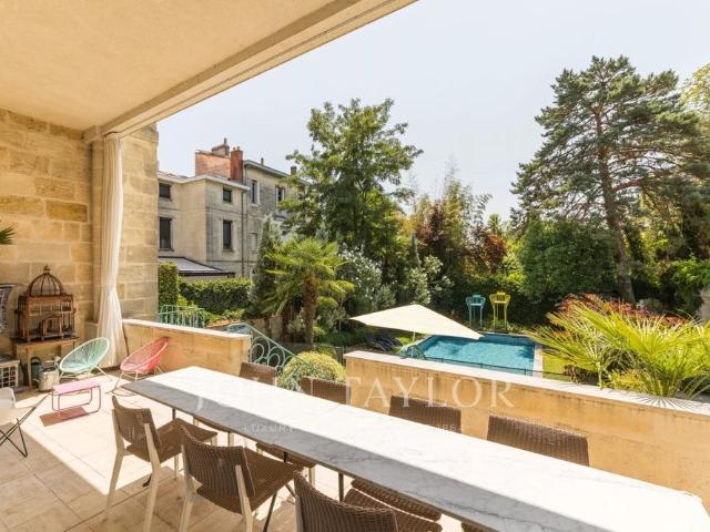 Hôtel Particulier 4 chambres Climatisation Jardin Piscine Meublé Quartier Saint Seurin