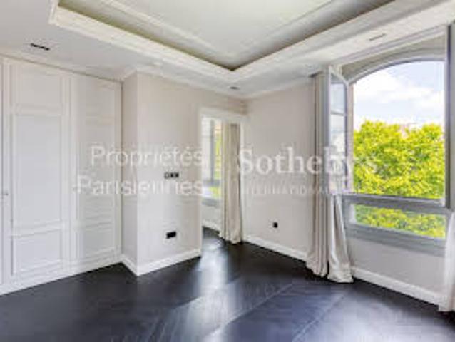 Hôtel particulier avec jardin et salle de réception