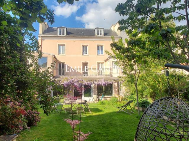 Hôtel particulier XVIIIe de 280m² avec jardin de 300 m² plein sud Versailles Saint Louis