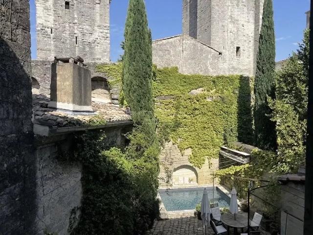Hotel particulier avec cour, piscine, garage, ascenseur et v. 305m² Uzès