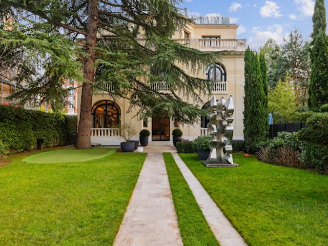 Hôtel particulier avec jardin et salle de réception