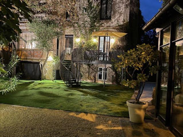 Hôtel particulier avec jardin et salle de réception
