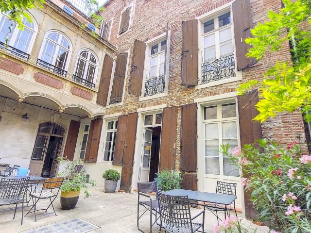 Hôtel particulier avec patio 300m² habitable Hyper centre ville de Perpignan