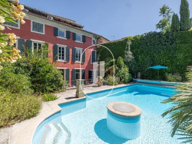 Hôtel particulier avec piscine à vendre à Montélimar 381m² Montélimar