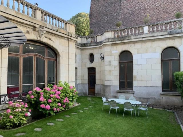 Hôtel particulier d’exception – À deux pas du centre ville et de la gare TGV Arras–Paris en 45 min
