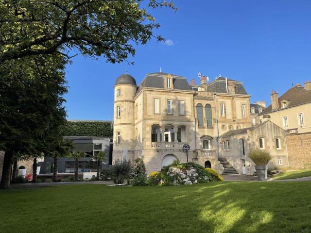 Hôtel particulier de 583 m² sur 1 255 m² de terrain clos de. 583m² Autun