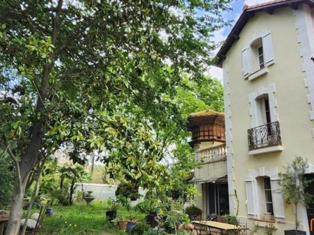 Hôtel particulier de caractère avec jardin arboré et piscine au coeur de Béziers
