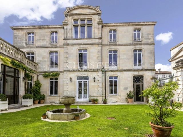 Hôtel Particulier d'Exception à Rochefort, face à la Corderie Royale