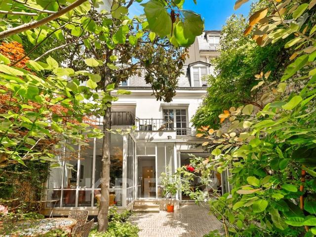 Hotel Particulier familial avec grand jardin dans le quartie. 444m² Paris 17ème